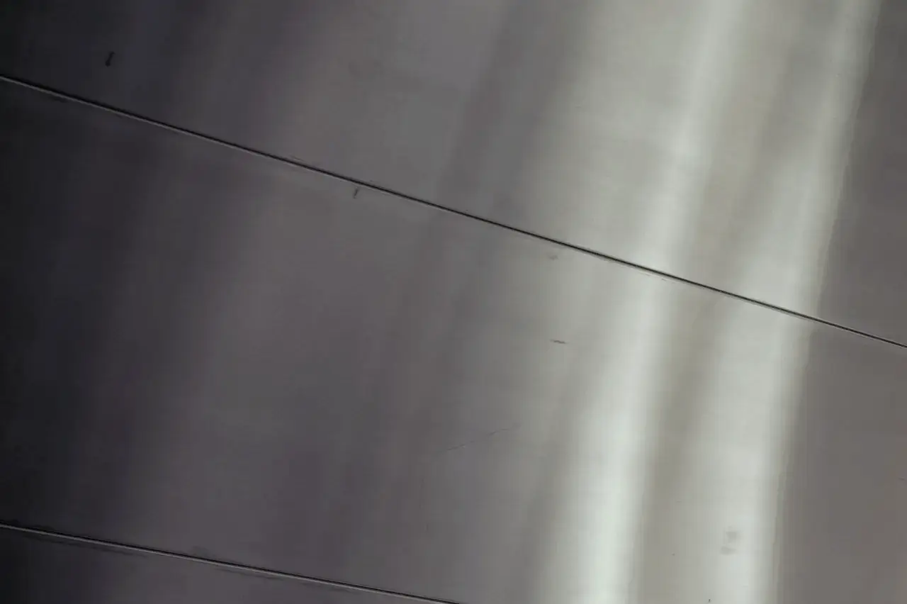 Cold-rolled stainless steel sheet surface with soft light reflections